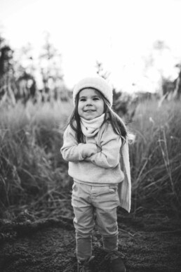 Das Bild zeigt die schwarz-weiß Aufnahme eines kleinen Mädchens, festgehalten von Fotografin Nadja Morales.
