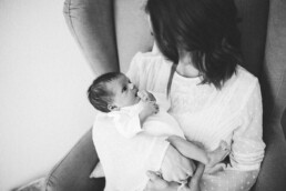 Das Bild zeigt eine schwarz-weiß Aufnahme einer Mutter mit ihrer neugeborenen Tochter.