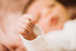 Nadja Morales fotografiert eine Babyhand im Detail