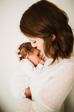 Nadja Morales fotografiert ein Neugeborenes im Arm seiner Mutter.