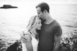 Ein Mann küsst seine Partnerin beim Fotoshooting am Strand von Mallorca mit Nadja Morales.