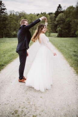 Bräutigam und Braut aus München tanzen beim Fotoshooting mit Nadja Morales.