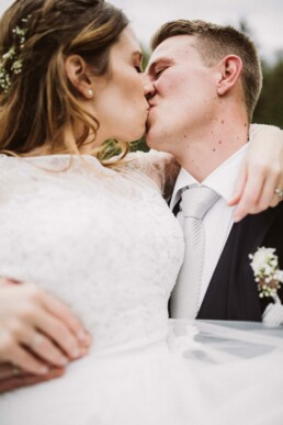 Brautpaar aus München küsst sich beim Fotoshooting mit Nadja Morales.