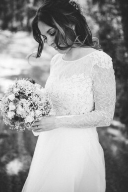 Nadja Morales hält Brautdetails in einer schwarz-weiß Aufnahme fest.