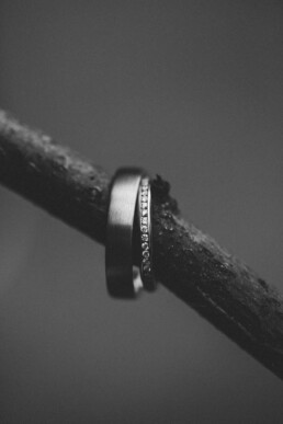 Nadja Morales fotografiert eine schwarz-weiße Detailaufnahme zweier Eheringe.