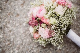 Nadja Morales fotografiert den rosa-pinken Brautstrauß einer Braut aus München.