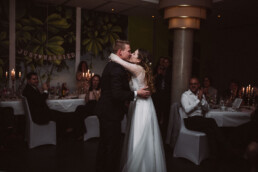 Braut und Bräutigam küssen sich auf ihrer Hochzeit, die von Fotografin Nadja Morales begleitet wird.