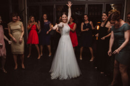 Nadja Morales fotografiert die Braut mit ihren Freundinnen auf der Tanzfläche.
