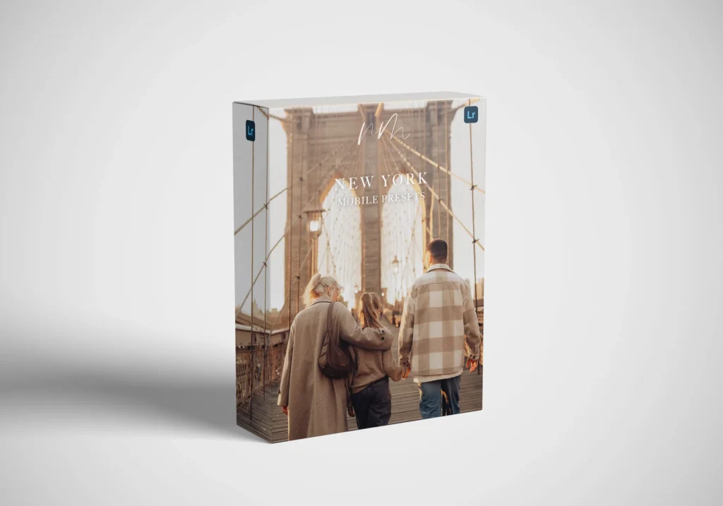 Eine Produktbox zeigt ein Bild von drei Personen, die gemeinsam auf der Brooklyn Bridge in New York City spazieren gehen, aufgenommen während eines Fotoshootings der deutschen Fotografin in den USA Nadja Morales. Der Text der Box lautet New York Mobile Presets. Der Hintergrund ist schlicht und weiß.